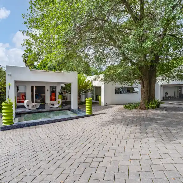 CONTEMPORARY MASTERPIECE IN BOOMED-OFF BRYANSTON EAST CENTRAL