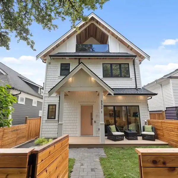 FAMILY-FRIENDLY LUXURY STEPS FROM PRINCE EDWARD PARK