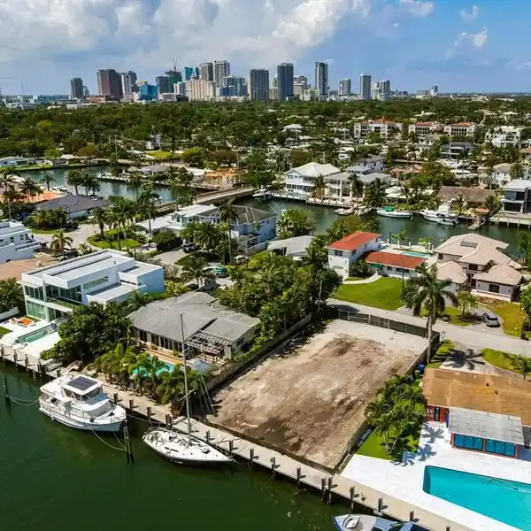 WATERFRONT PROPERTY WITH UNRESTRICTED OCEAN ACCESS