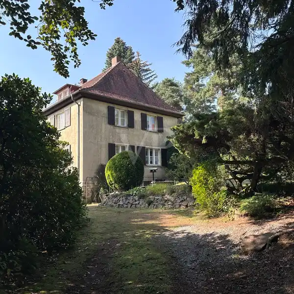 CHARMING HOME ON PARK-LIKE PROPERTY