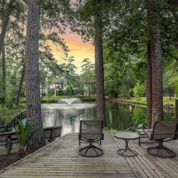 PRIVATE LAKEFRONT RETREAT IN DESIRABLE SANDALWOOD