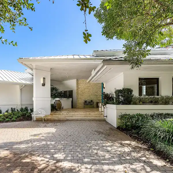 CUSTOM-BUILT ESTATE IN SEAGATE COUNTRY CLUB