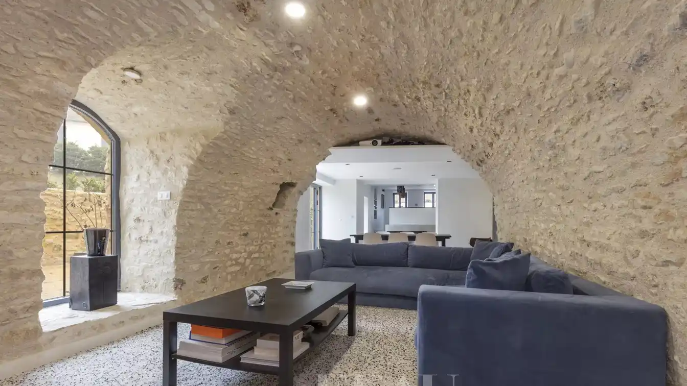 Tastefully Renovated Mid 19th-century Property