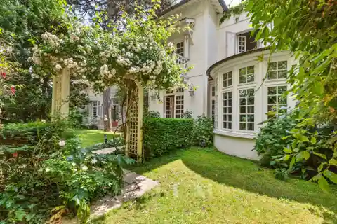 Gorgeous Private Property with Garden