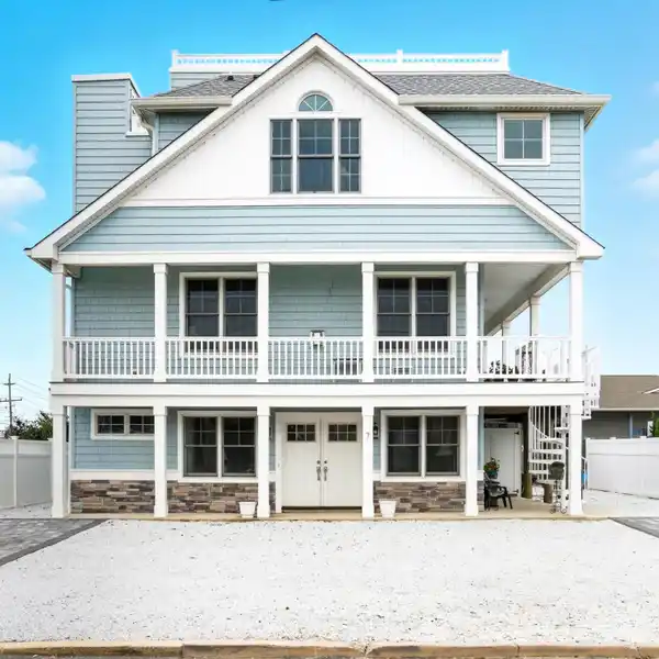 MODERN COASTAL RETREAT IN A SOUGHT-AFTER SHORE LOCATION