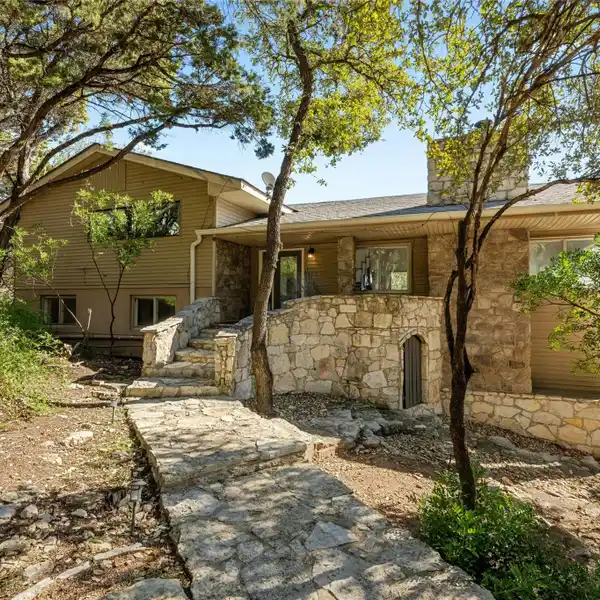 STUNNING CITY VIEWS IN PRIVATE LOCATION