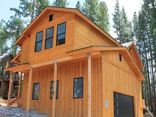 Mountain Serenity Meets Contemporary Comfort