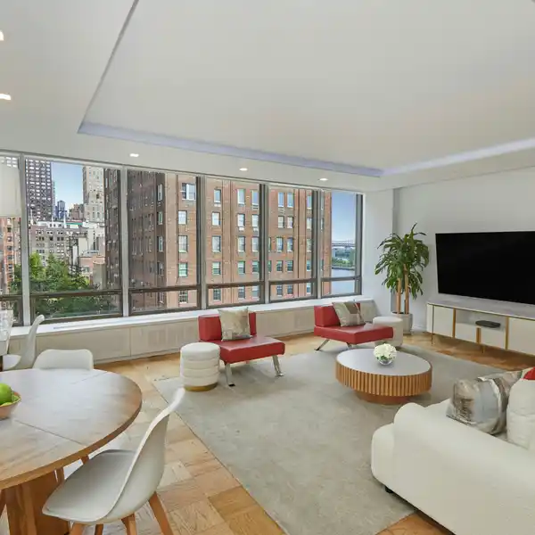 ELEGANT RECENTLY RENOVATED APARTMENT WITH CAPTIVATING VIEWS