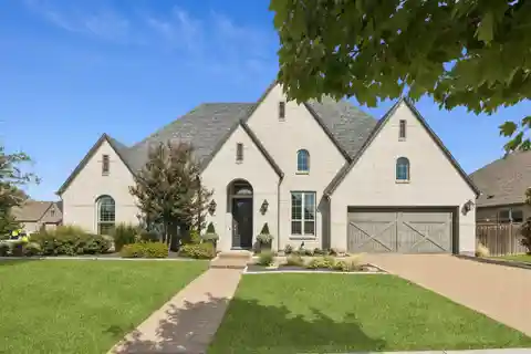 Luxury Frisco Residence with Quartz Island and Built-In Grill