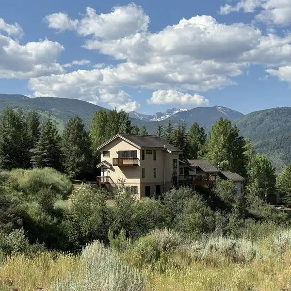 PEACEFUL SETTING AT THE TOP OF SINGLETREE