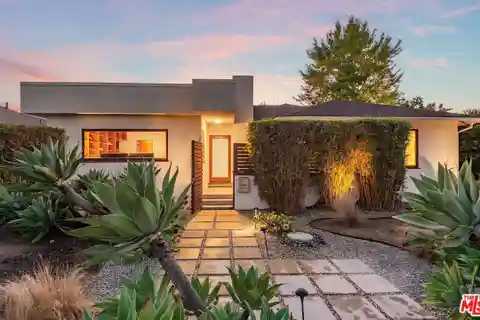 Contemporary Westchester Retreat with Modern Indoor-Outdoor Flow