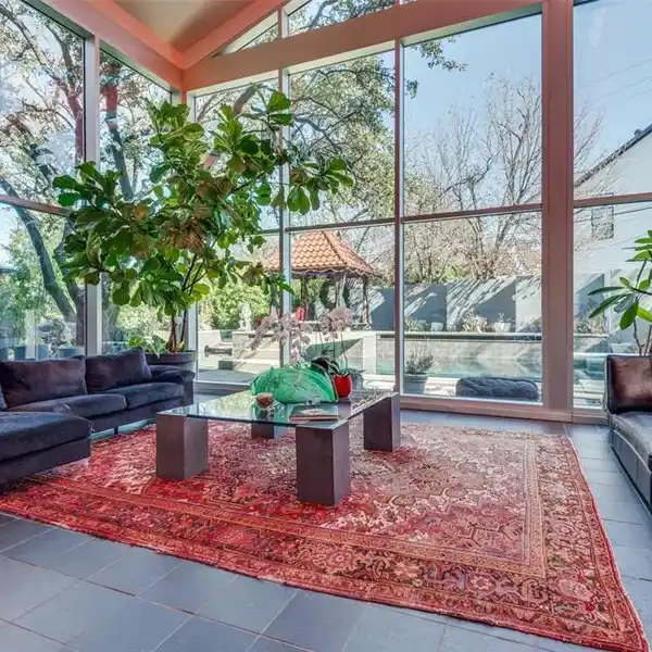 ESTATE WITH OPENNESS AND ARCHITECTURAL DRAMA