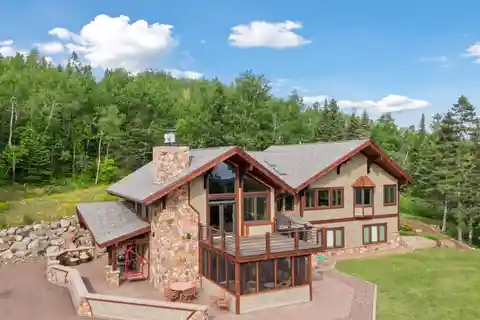 Stunning Lodge-Style Home in Lutsen