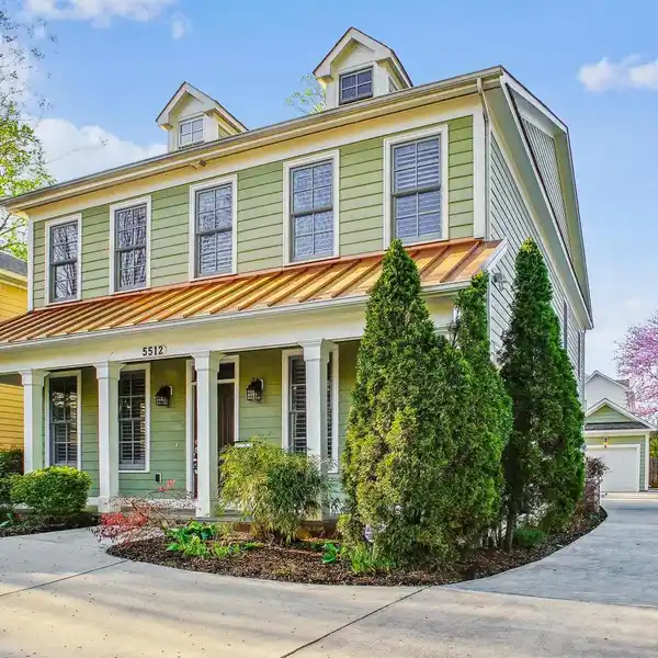 ELEGANT COLONIAL WITH SUNLIT GOURMET KITCHEN