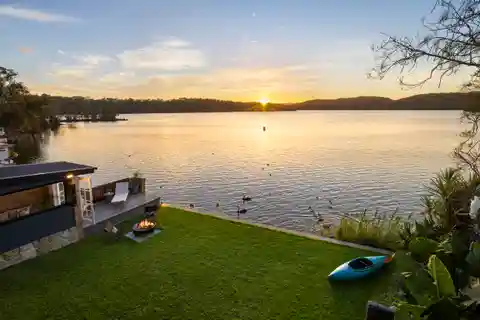 Seven-bedroom Sanctuary on Narrabeen Lake