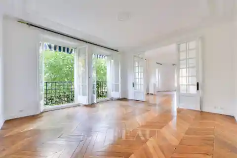 Raised First Floor Apartment in a Beautiful Period Building