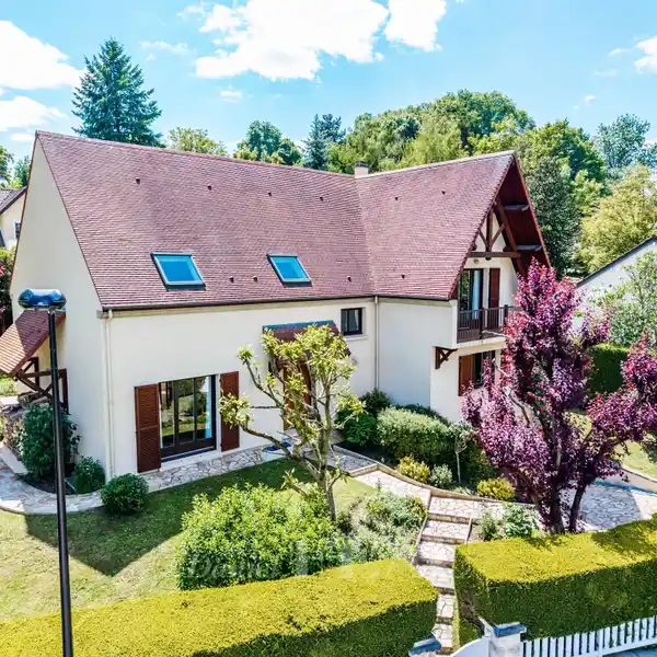 FAMILY-FRIENDLY RETREAT CLOSE TO VILLAGE AMENITIES