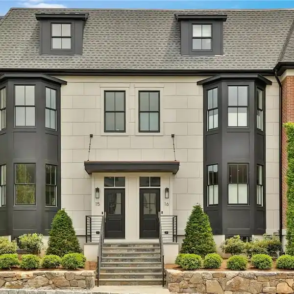 HIGH-END LUXURY TOWNHOME IN ARMONK CLOSE
