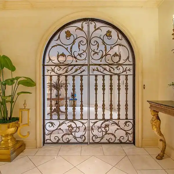EXTRAORDINARY FULL-FLOOR HOME IN A PRESTIGIOUS BUILDING