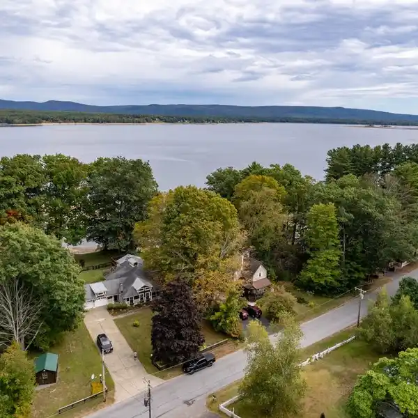 YEAR-ROUND LAKESIDE LIVING