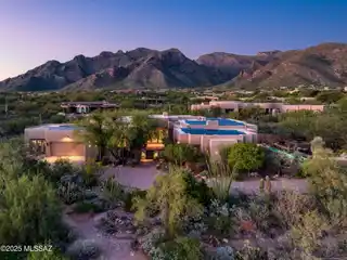 Splendid Contemporary Retreat