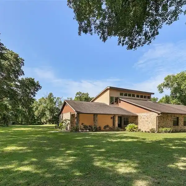 A SPACIOUS AND BEAUTIFULLY DESIGNED HOME IN A SERENE AND PICTURESQUE SETTING