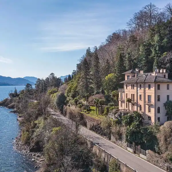 PRESTIGIOUS LAKEFRONT PERIOD VILLA