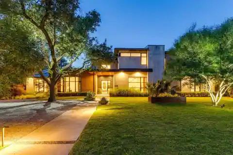 Striking Transitional Home
