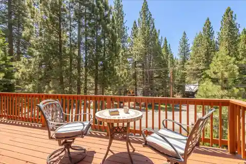 Fully Furnished Cabin Near the Entrance of Tahoe Donner
