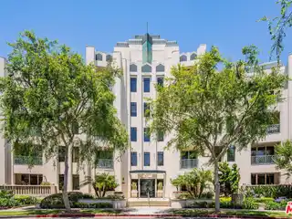 Beautifully Designed Penthouse-Level Condo