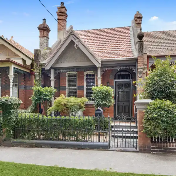 STYLISH LIVING BEHIND A GORGEOUS CHARACTER FAçADE