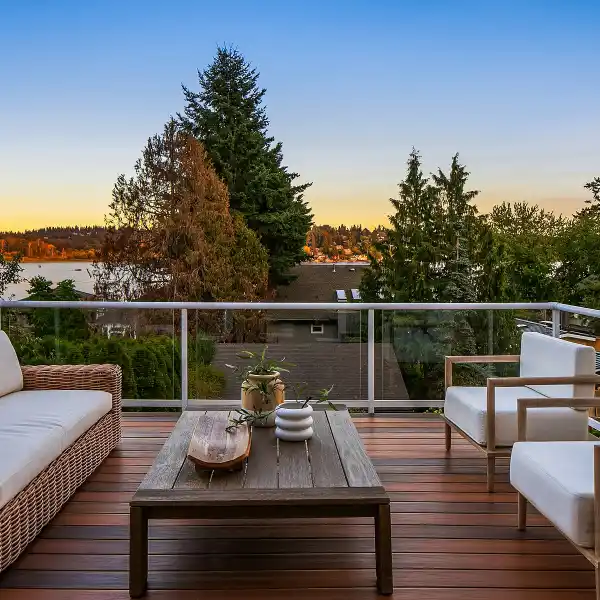 KIRKLAND RETREAT WITH LAKE AND MOUNTAIN VIEWS
