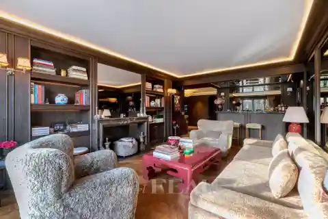 Renovated Apartment in the Golden Triangle