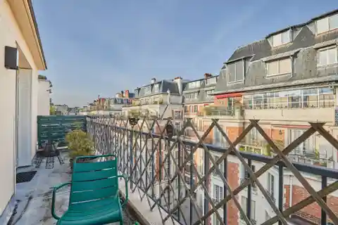 Perfectly Maintained Penthouse with Dual Exposure