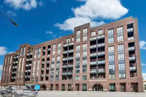 Expansive Corner Condo in the West Loop