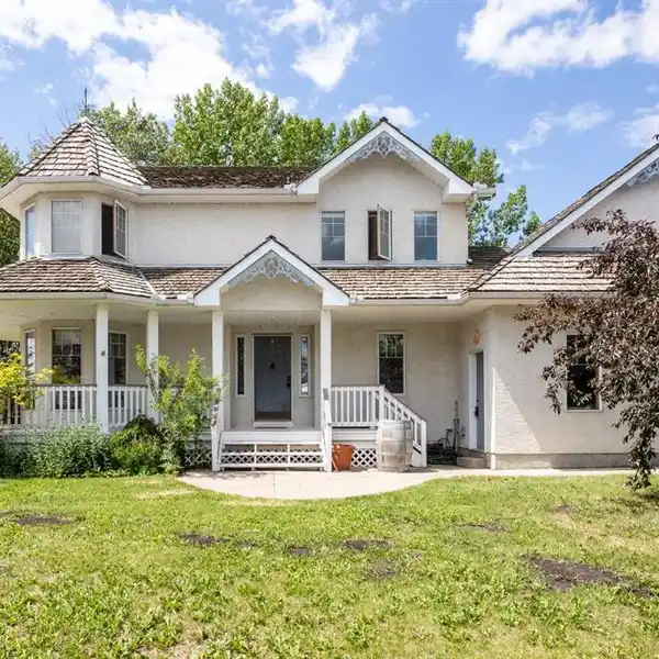 PEACEFUL LIVING ON FARMSTEAD ACREAGE