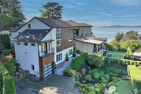 Exceptional Magnolia Residence with Sweeping Views