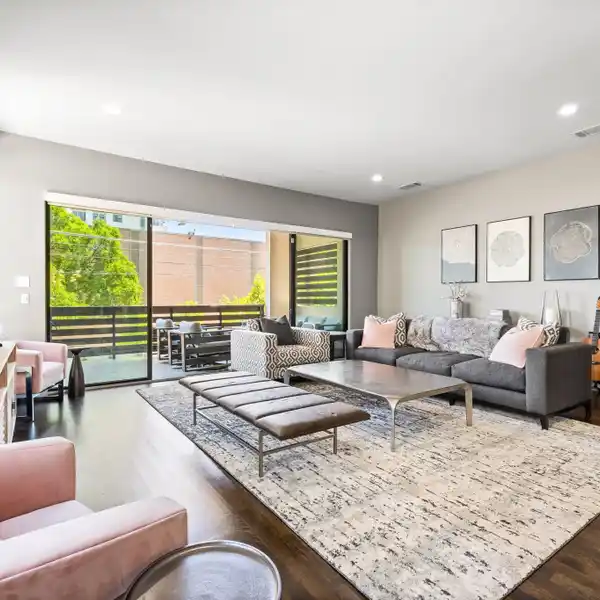 GORGEOUS THREE-STORY TOWNHOME IN OAK LAWN