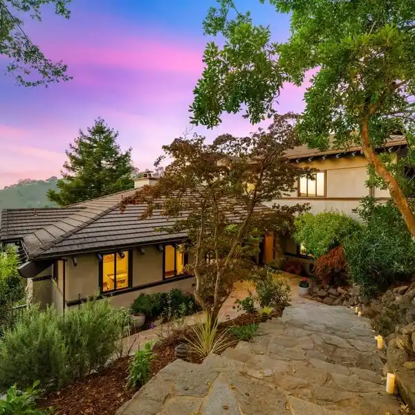 BEAUTIFUL MID-CENTURY RETREAT WITH BAY VIEWS & PRIVACY