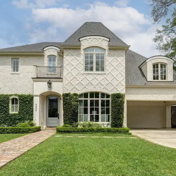 EXQUISITE TRADITIONAL HOME IN SOUGHT-AFTER BRIARGROVE