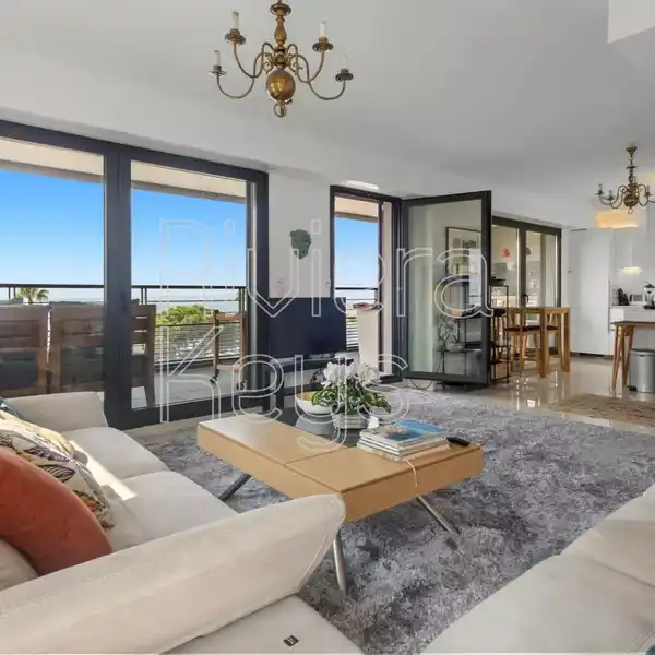 MODERN UPSCALE RESIDENCE BATHED IN NATURAL LIGHT