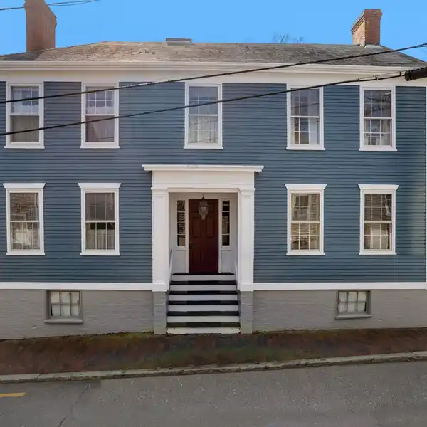 FEDERAL-STYLE HOME BLENDING HISTORIC CHARM WITH MODERN COMFORT