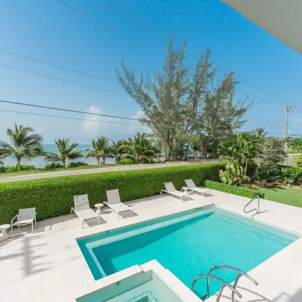 EXQUISITELY DESIGNED OCEANFRONT RESIDENCE