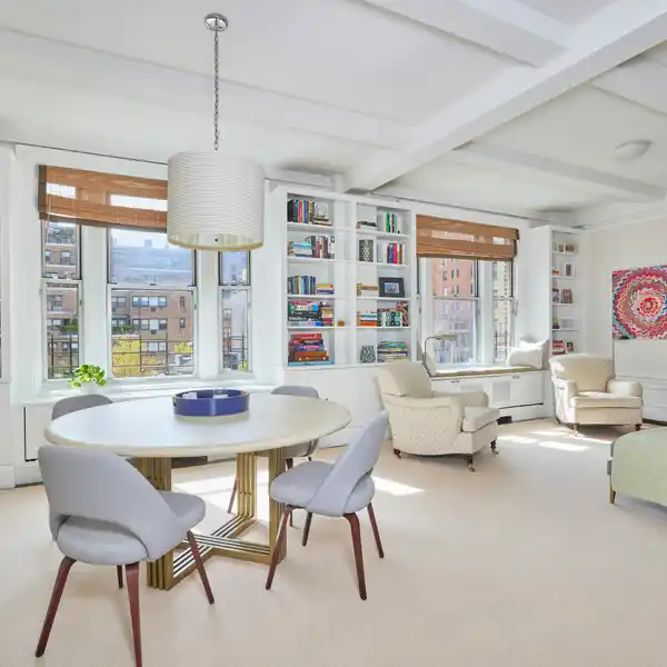 CHARMING LIGHT-FILLED HIGH-FLOOR APARTMENT