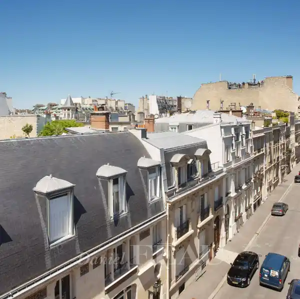 BRIGHT CORNER APARTMENT