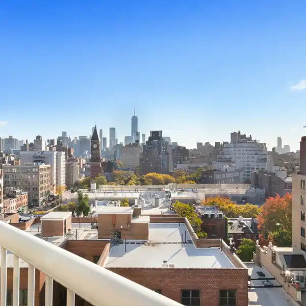HIGH-FLOOR APARTMENT WITH SWEEPING VIEWS