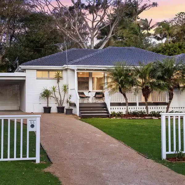 CAPTIVATING SINGLE-LEVEL COTTAGE