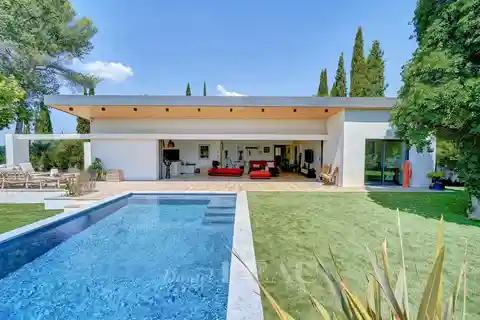 Mid-Century Elegance in Secluded Garden Setting