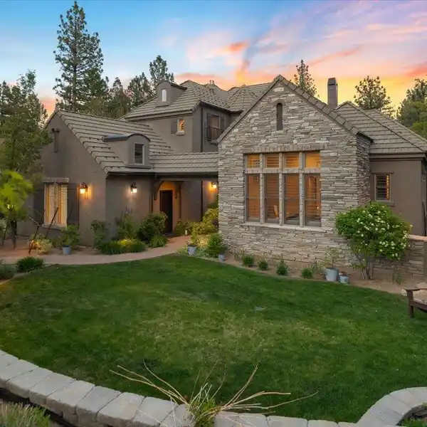 EXQUISITE HOME OVERLOOKING FAIRWAYS AND MOUNTAINS