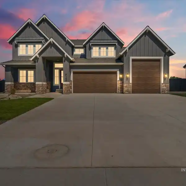 SPACIOUS NEW CONSTRUCTION IN RIVERWOOD